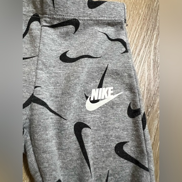 NIKE 3 Piece Infant Boys Set - Picture 4 of 9